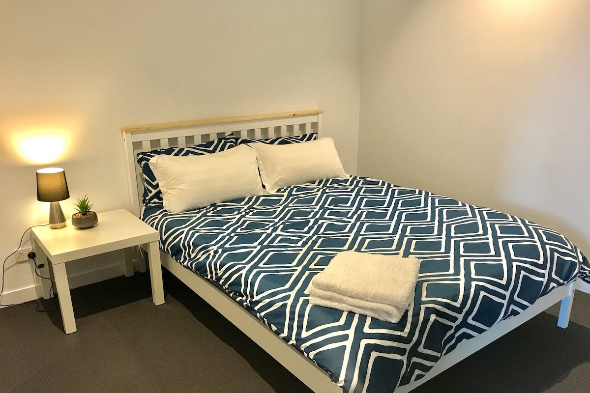 CBD Sunlight 2br apt 3 large bed sleep 6 +parking gallery image 3