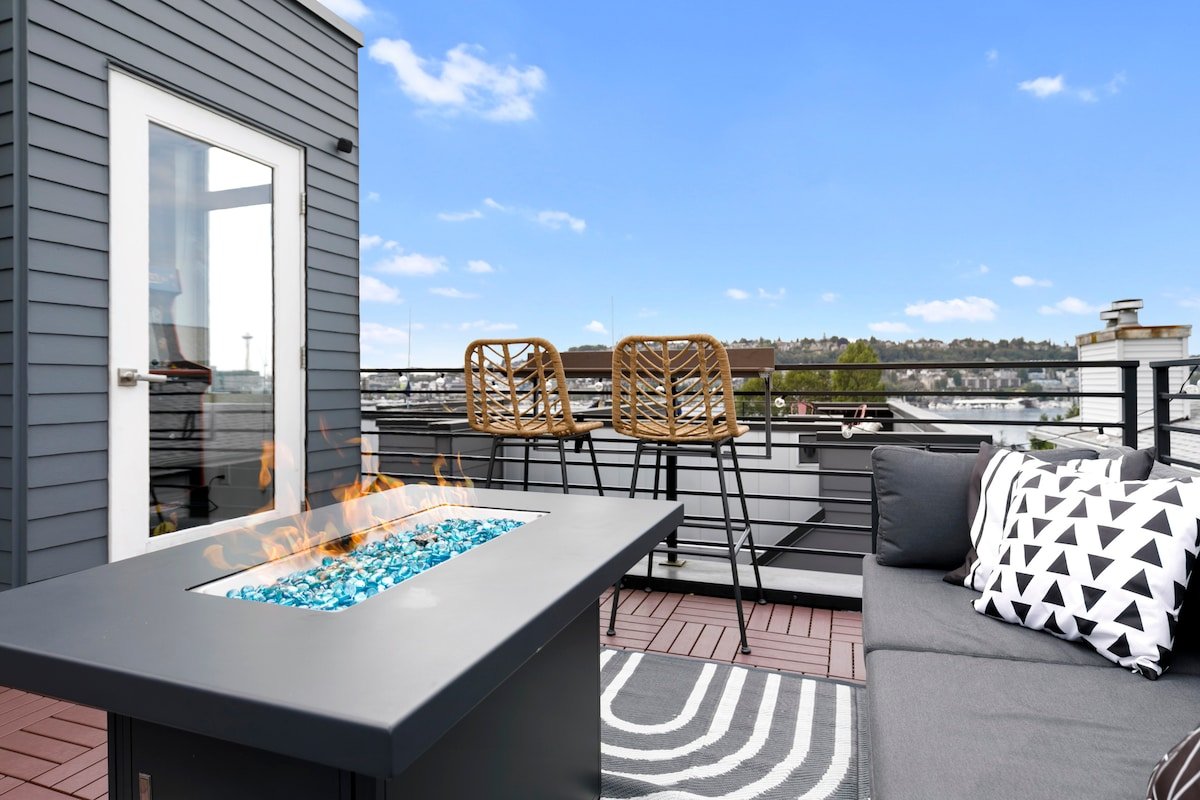 Sunset view of the Space Needle & South Lake Union gallery image 5