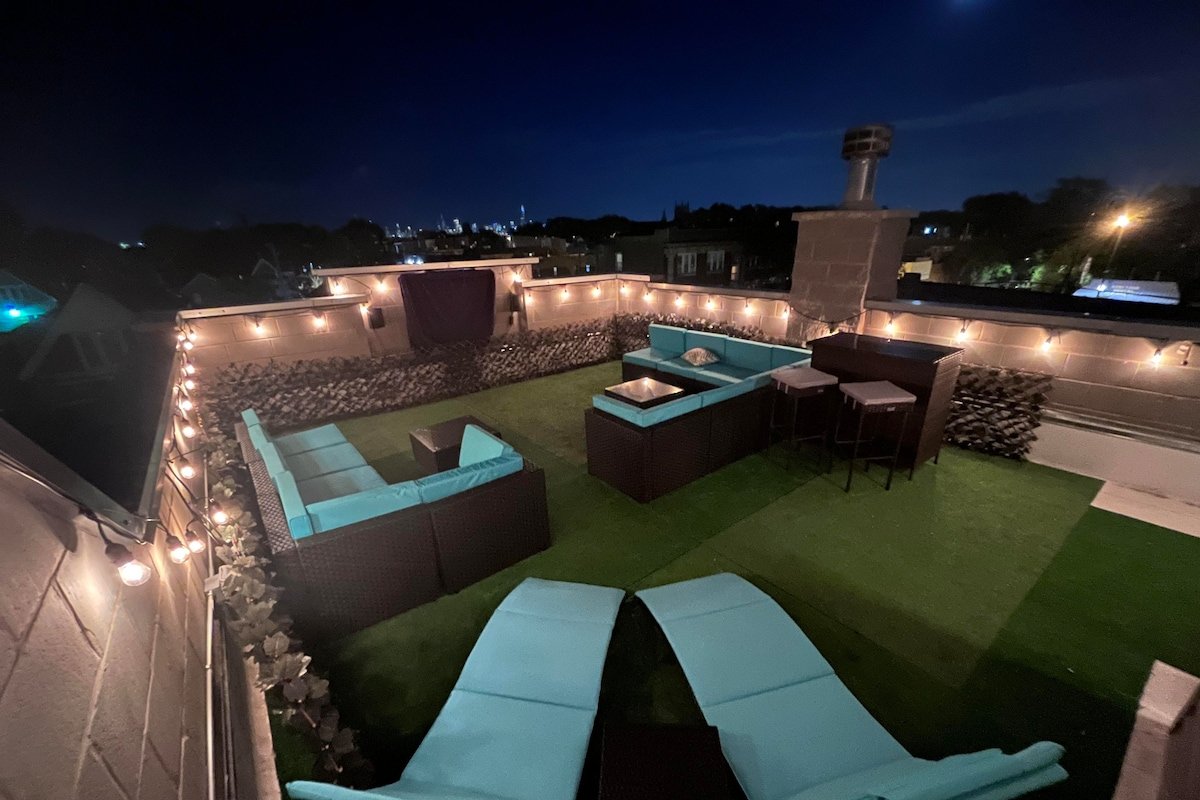 Stunning Greystone, 3500 sq ft, Rooftop, Sleeps 16 gallery image 4