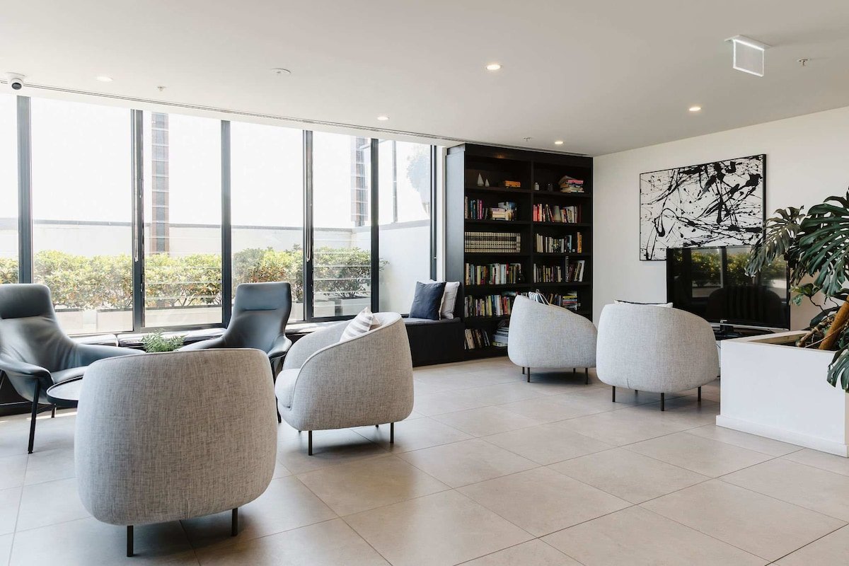 Abbotsford Abode With Pool, Parking & Gym gallery image 5