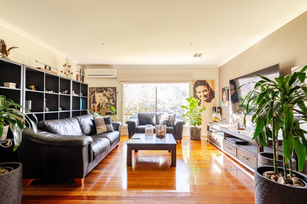 Tropical Oasis with spa and Cinema room gallery image 2