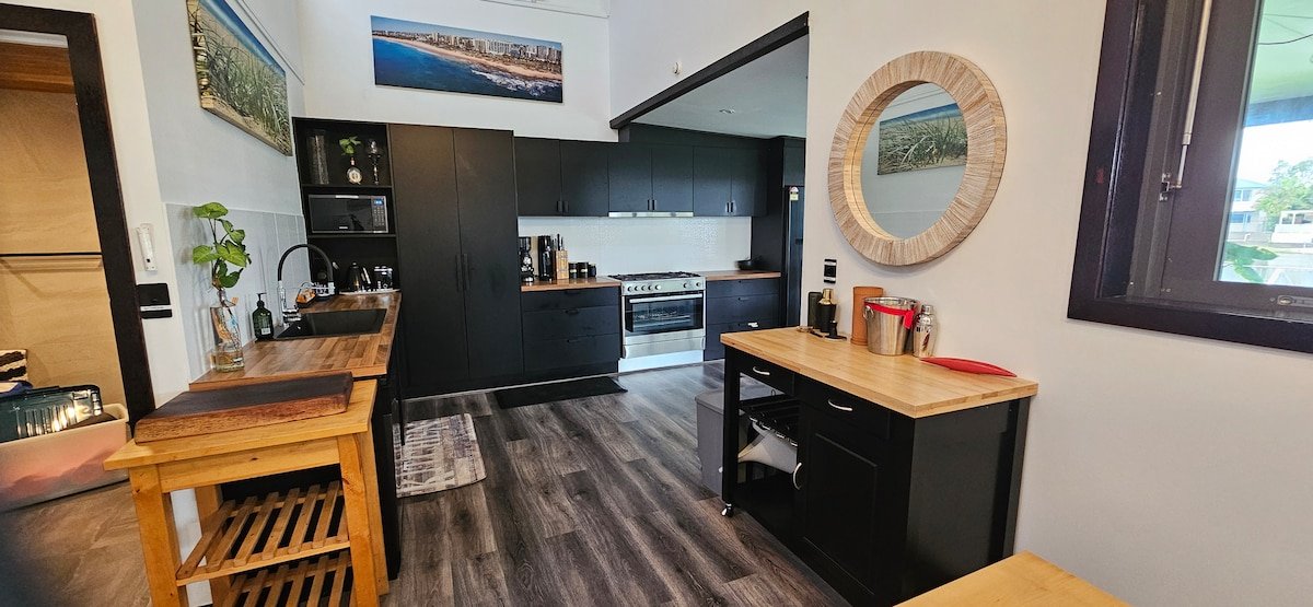 Mooloolaba Waterfront – 4 Bed Modern Pontoon Place gallery image 5