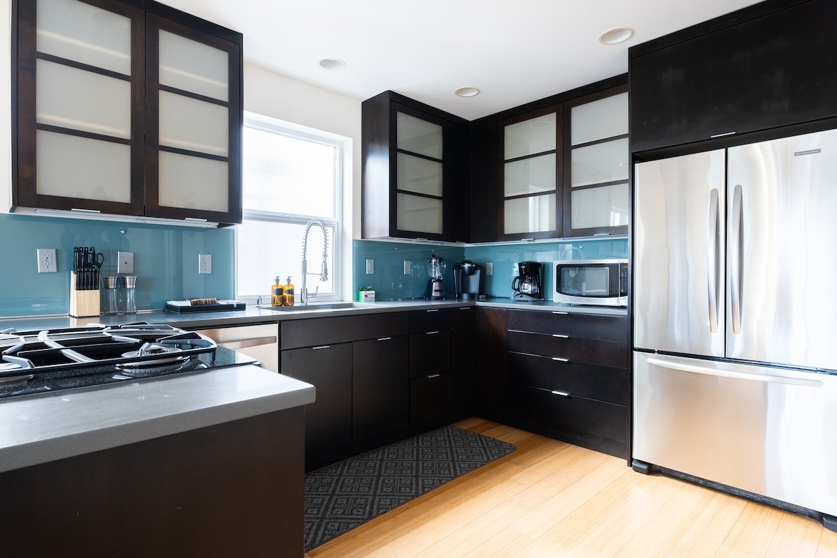 3BR Urban Oasis w/ Deck & Near Space Needle gallery image 4