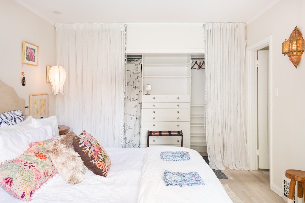 Lounge by the Pool at a Zen Oasis in Trendy Miracle Mile gallery image 3