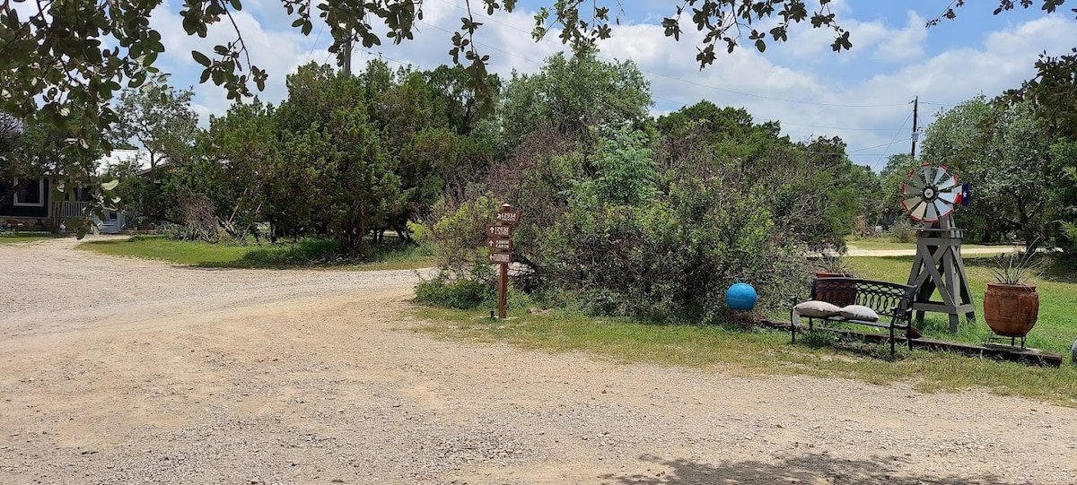 Perfect setting for large groups to spread out gallery image 4