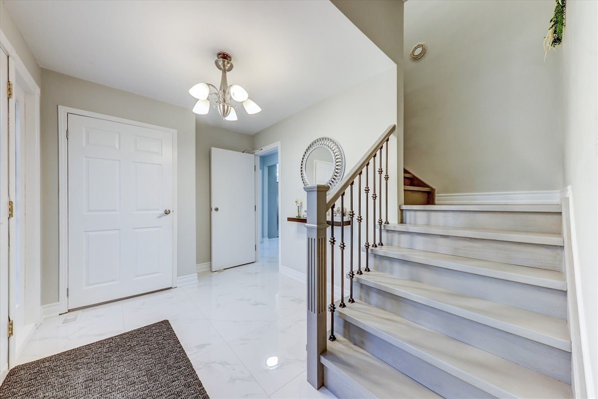 Spacious RougeView Home|2 Kitchens & 8-car Parking gallery image 4