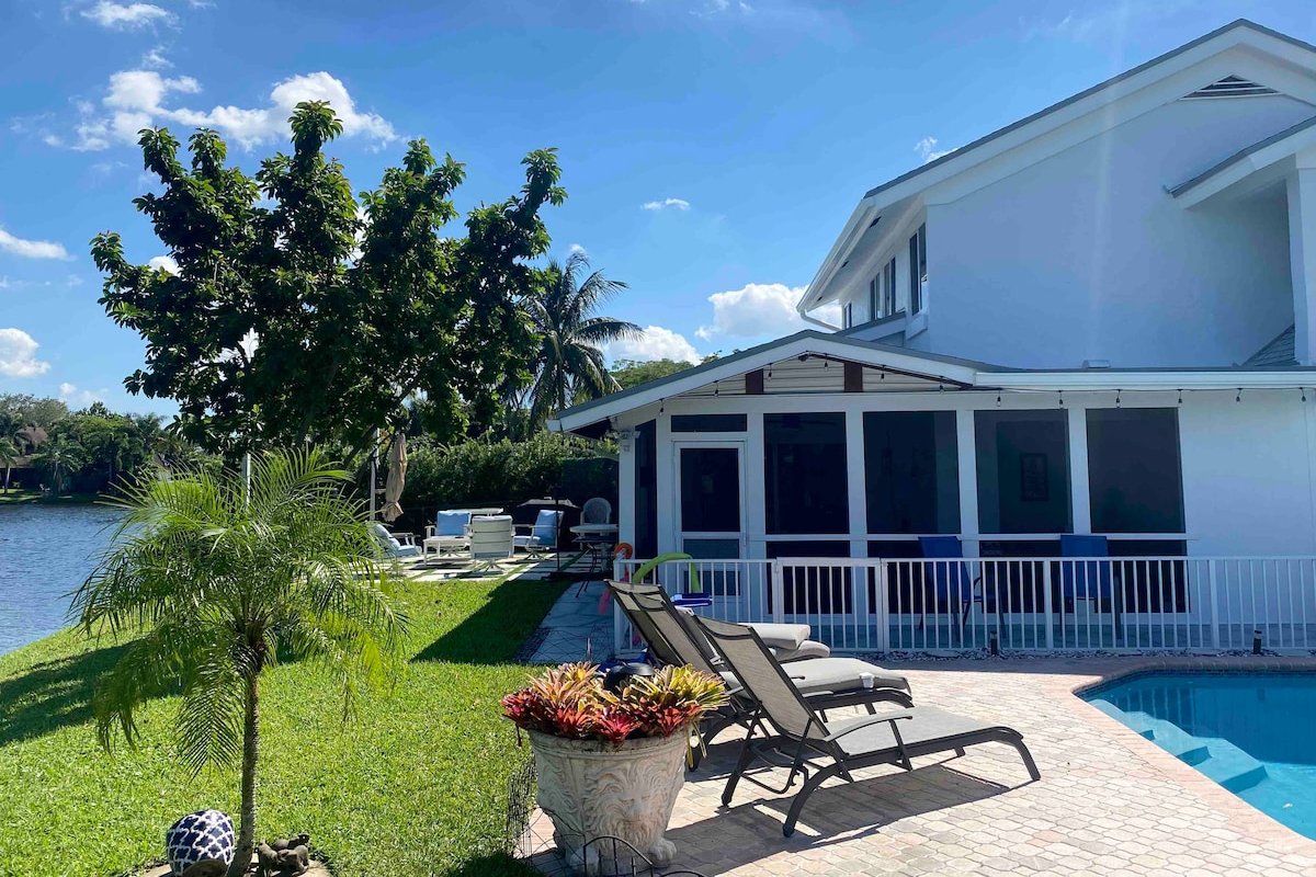 LakeFront – Home Near Casino w private pool gallery image 2