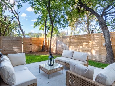 Dtown Modern Retreat :Steps from Everything + Pool