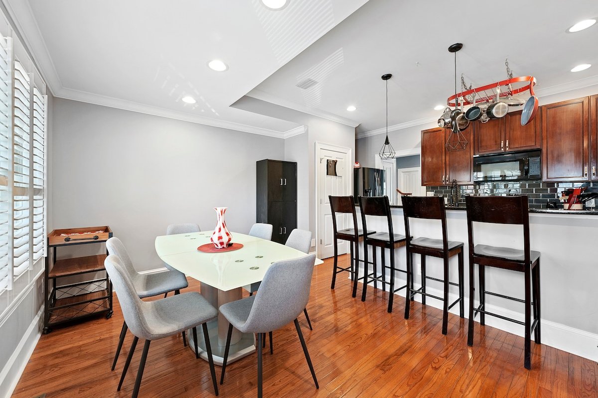 Very Spacious 14 Bed/3.5Bath home-Perfect location gallery image 5