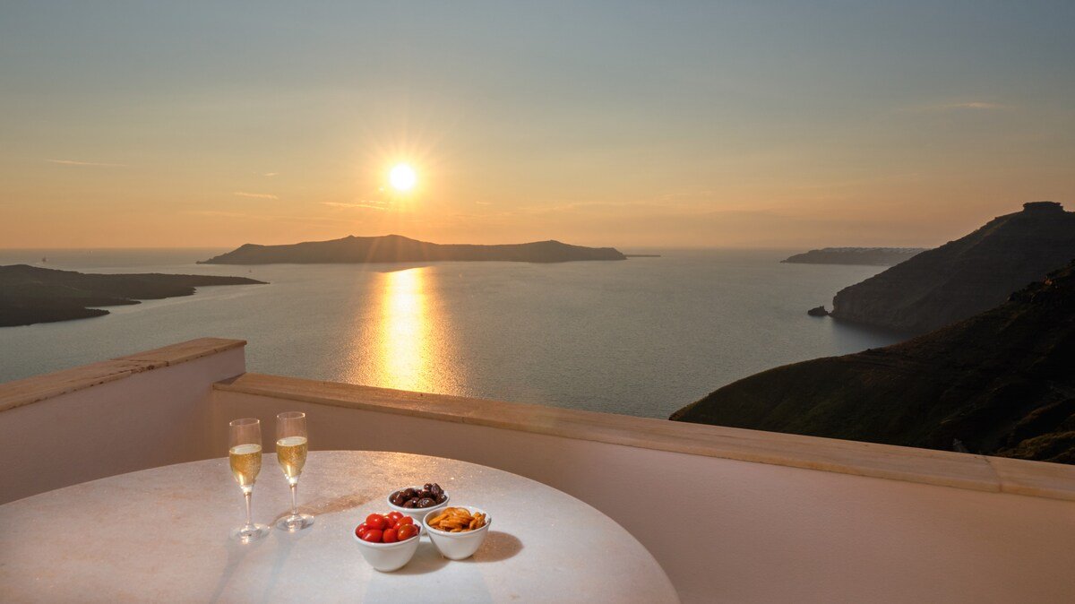 The Atlantis House – 4 Bedroom Caldera View gallery image 4