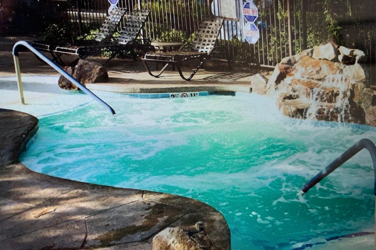 Tahiti Village 2BR – Lazy River, Pool, Balcony gallery image 3