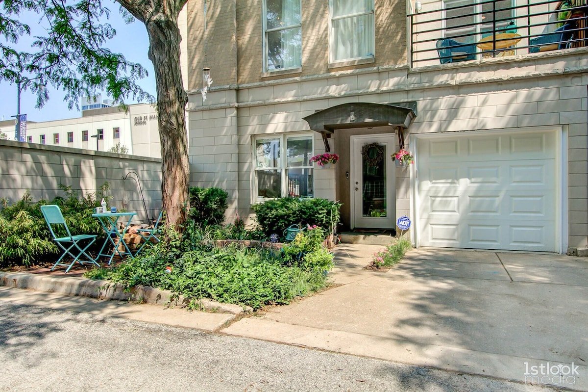 Chic Townhouse: 2BR, Rooftop, Free Parking, Secure gallery image 2