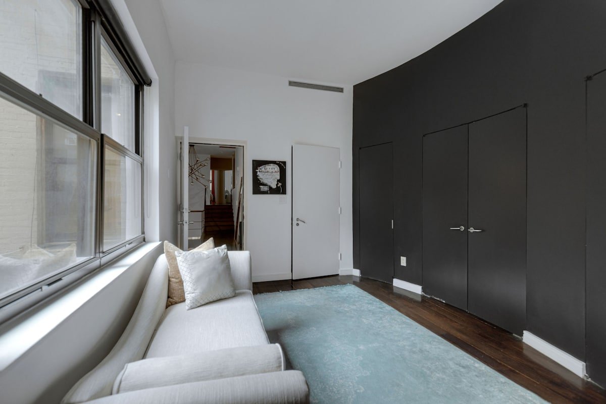 Huge Triplex + Movie Theater gallery image 3