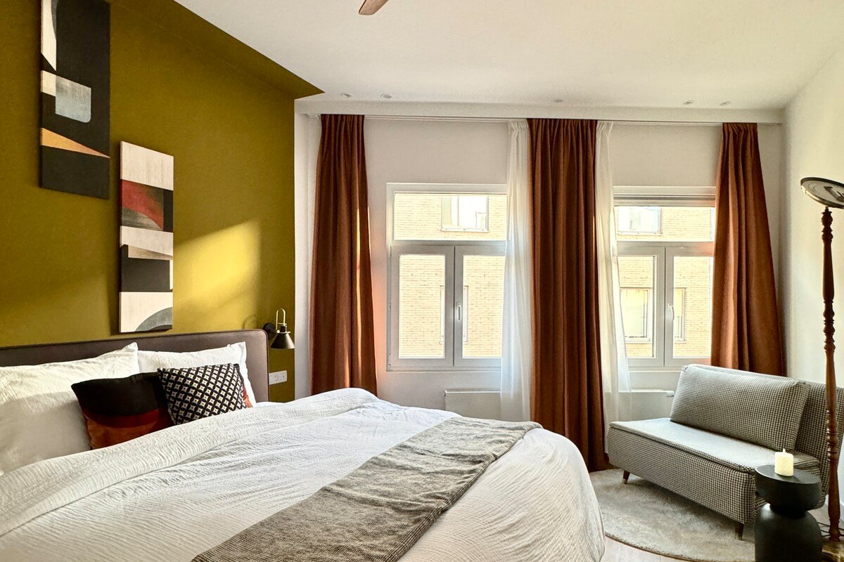 3 min walk-MEIR. Cozy 3/4BR house. gallery image 4