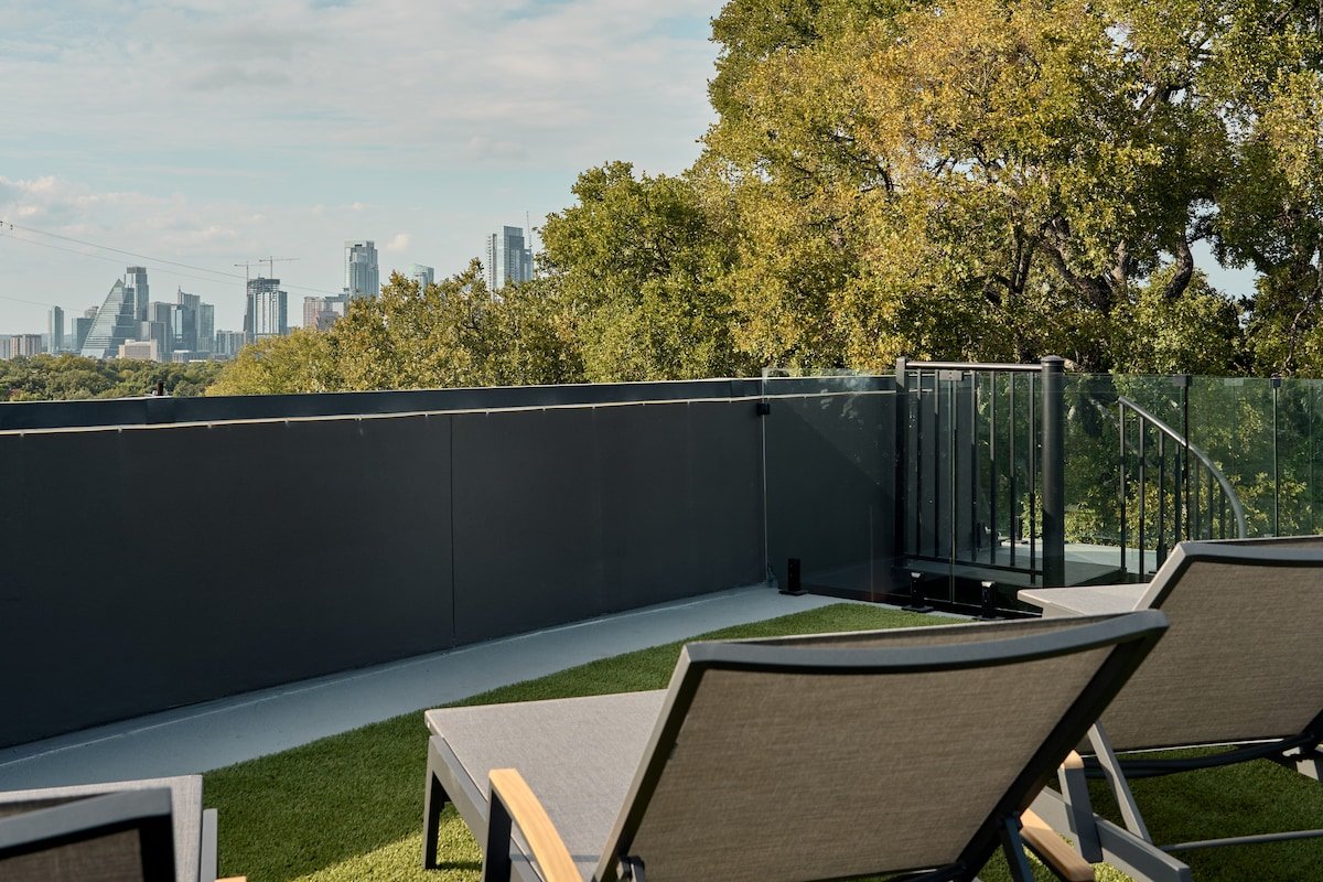 Treaty Oak Manor by Lux Tiny Resorts gallery image 5