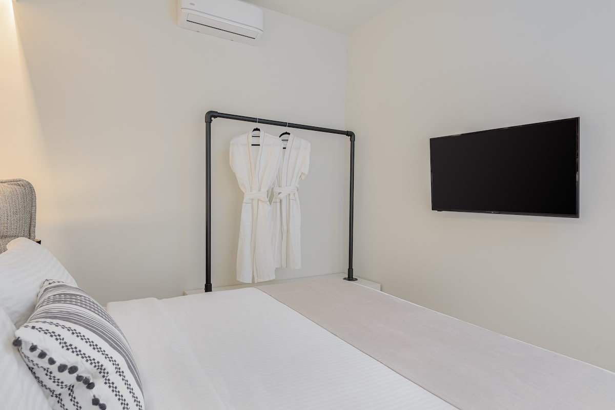 THIRAMENOUS RESIDENCE-ATHENA SUITE with Hot Tub gallery image 3