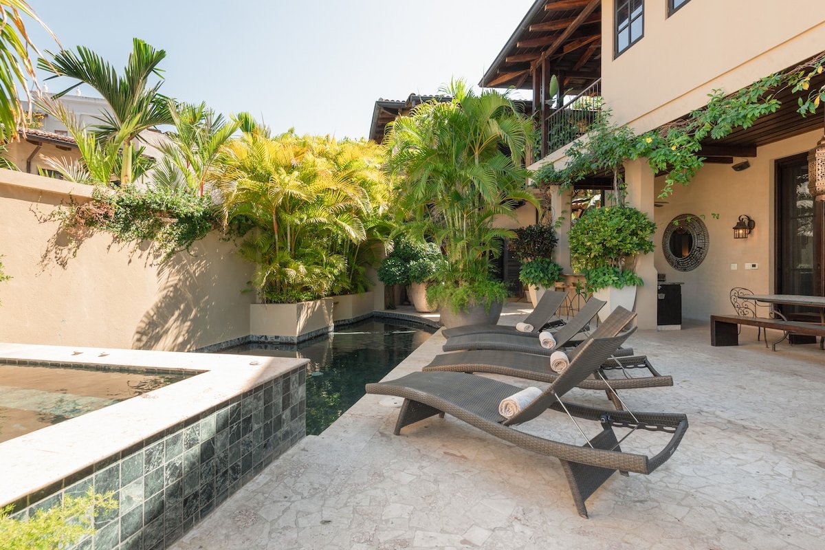 Oceanfront Villa With Pool & Beach Club – StuCasa gallery image 3