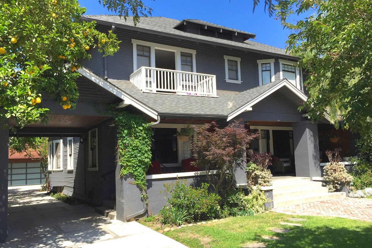 4 Bedroom Classic Hollywood Craftsman w/Pool & Spa gallery image 4