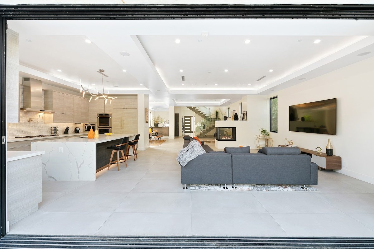 Ideal Indoor Outdoor Home w/ Rooftop, Pool, & Spa gallery image 3