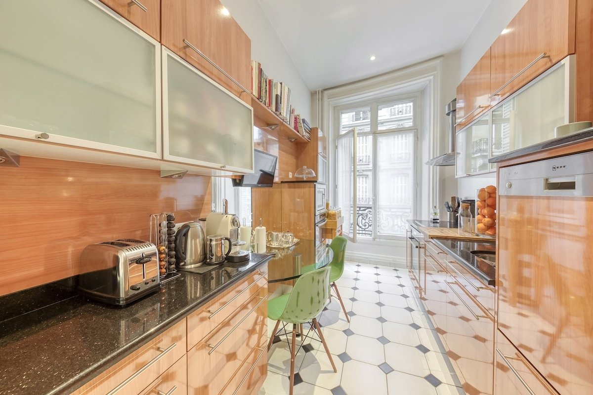 PARIS 8eme : Amazing 200 m2 flat gallery image 2