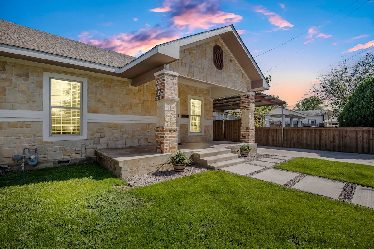 XL Home Sleeps 14,Dog Park,Pool Table,Fire Pit,FUN gallery image 5