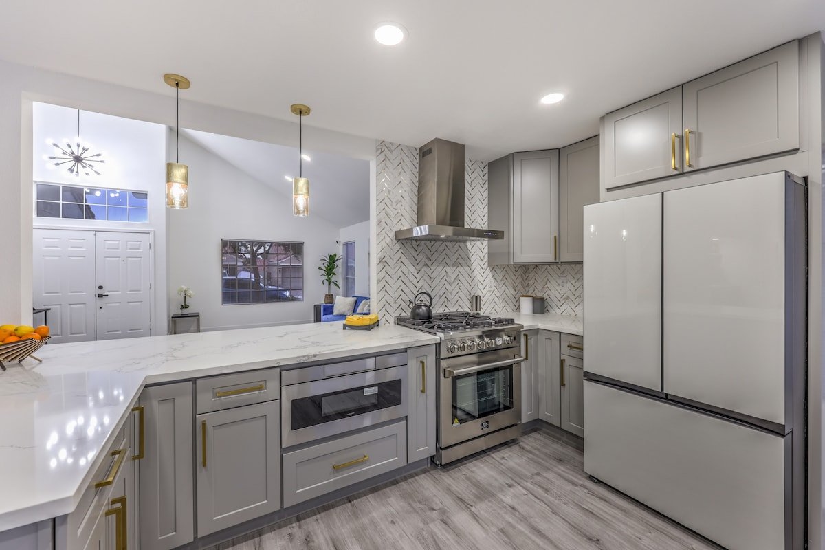 Pool, Spa, King Beds, 12 min to Strip 6 to Airport gallery image 4