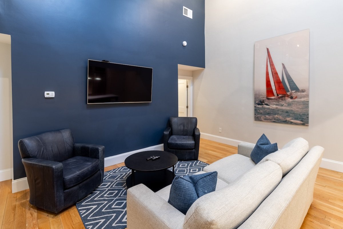 2 Bedrooms & Loft – Minutes to Shops & Restaurants gallery image 3