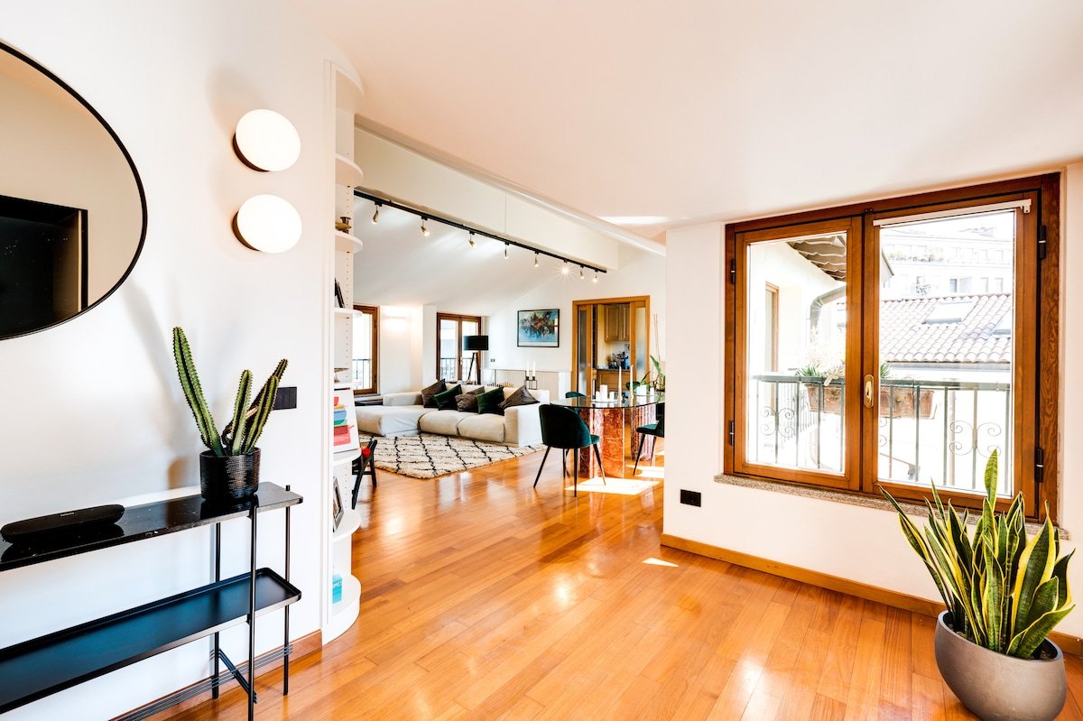 Duomo Penthouse with Terrace and Stunning Views gallery image 3