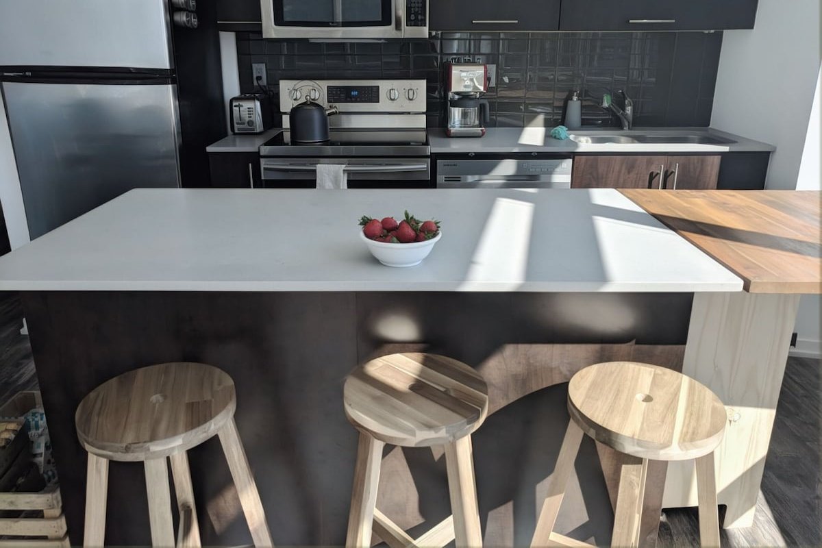 Bright Modern Central 2Bd2Ba Lakeview + Big Screen gallery image 5