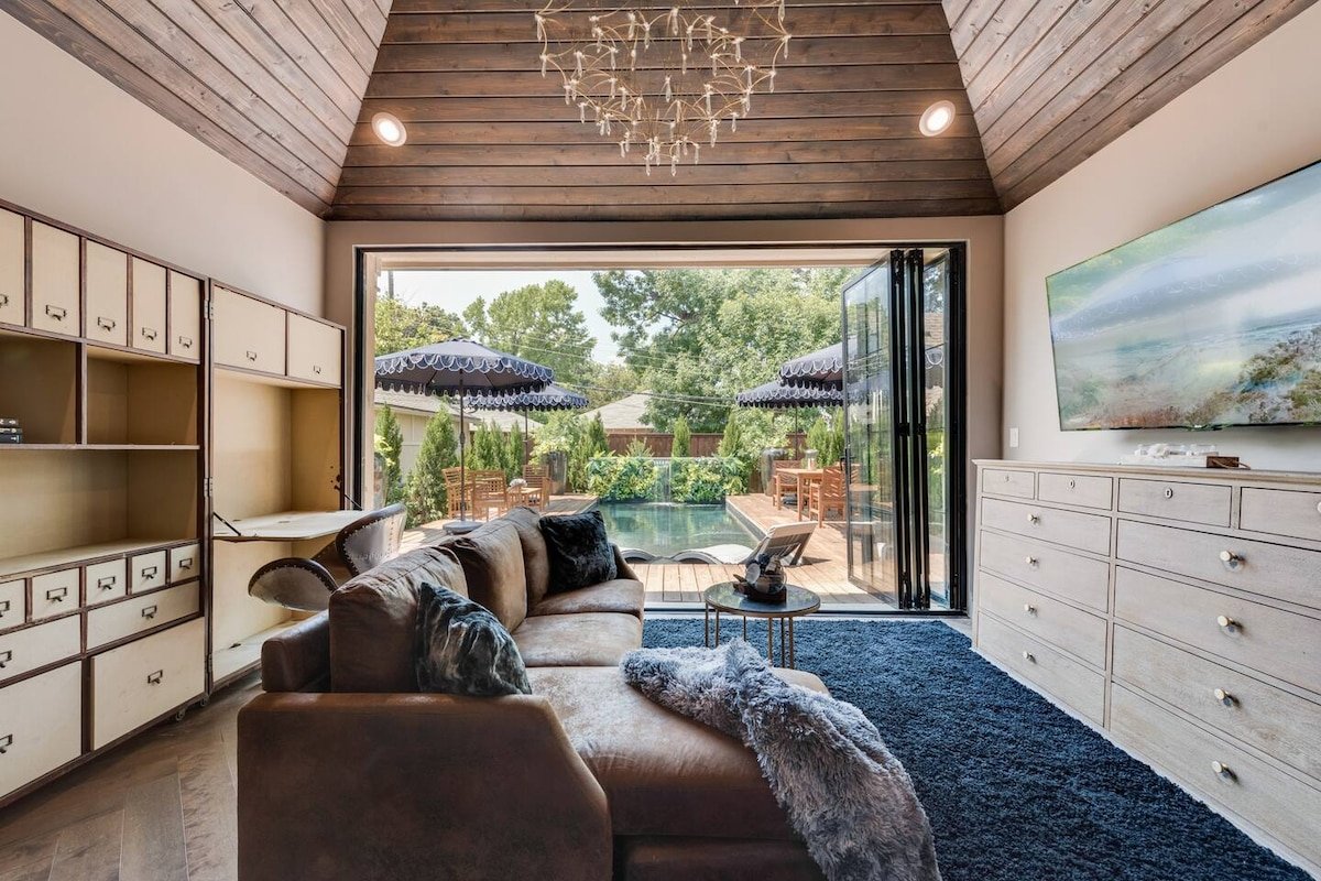 Elegant 3-Suite Retreat w/ Pool gallery image 2