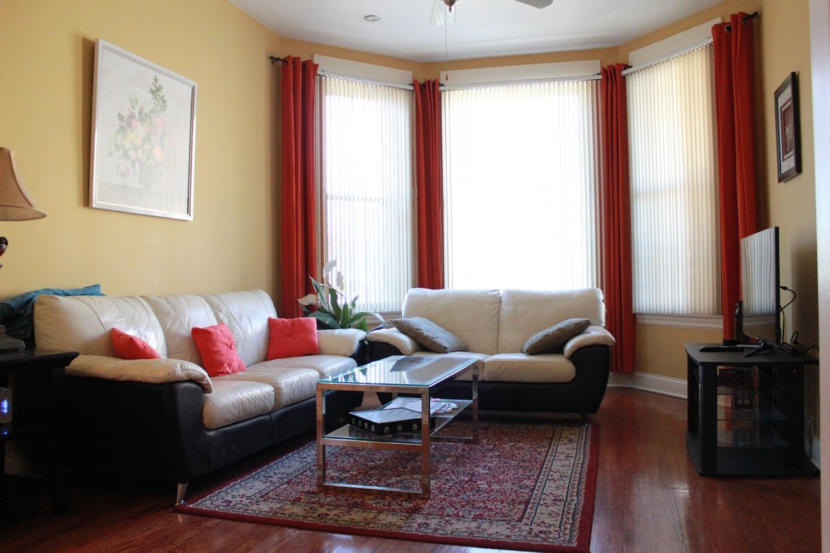 Spacious 5-BR home next to transit! Great area! gallery image 4