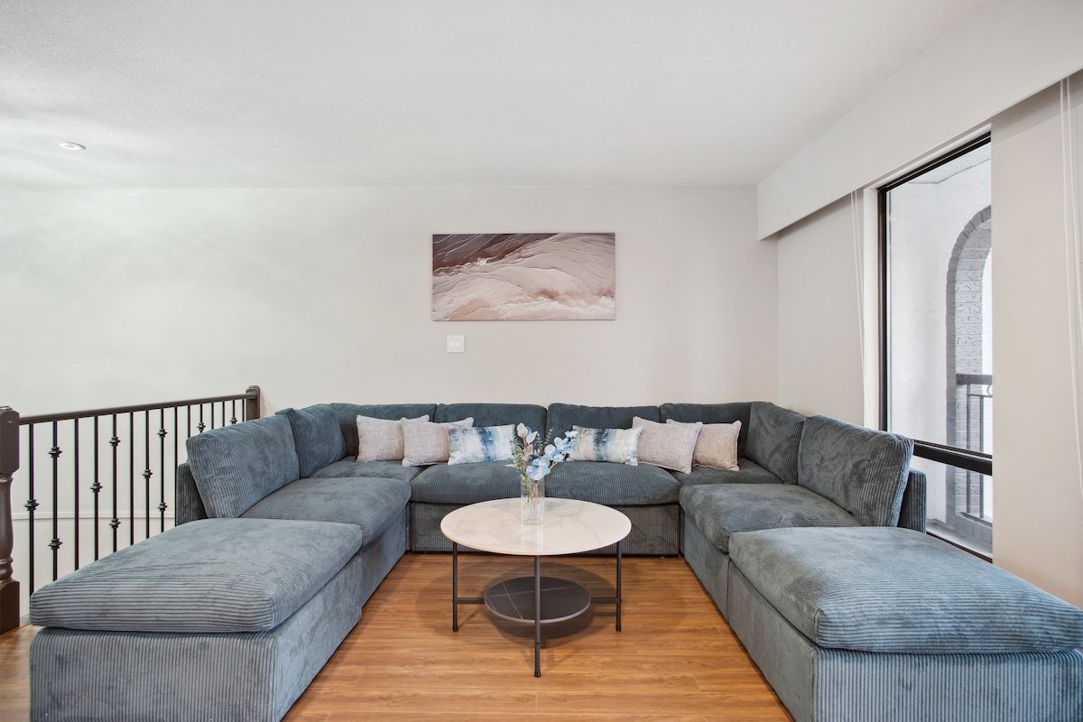 Spacious Retreat w/Garage, Arcade, and Pickleball gallery image 3