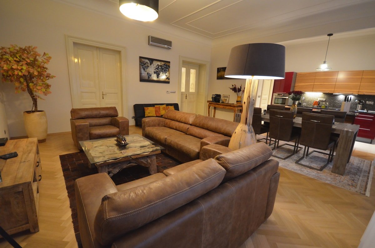 Grand Luxury – Collection Kozi – Old Town Square gallery image 2