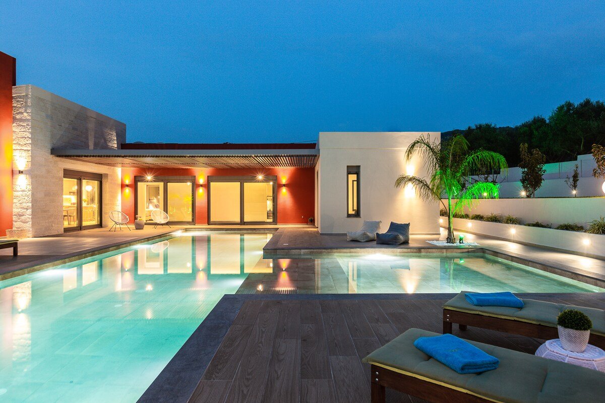 VIP Villa Aori mountain view & private heated pool gallery image 2