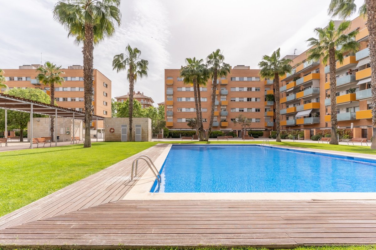 ♥ BEACHSIDE SUNNY MODERN WITH POOL ♥ | PARKING 24H gallery image 5