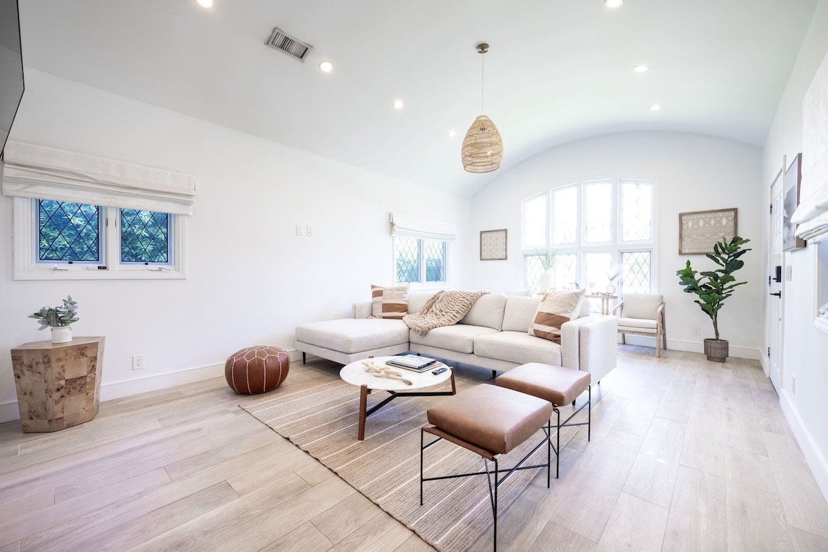 Luxury home in the heart of LA! gallery image 2