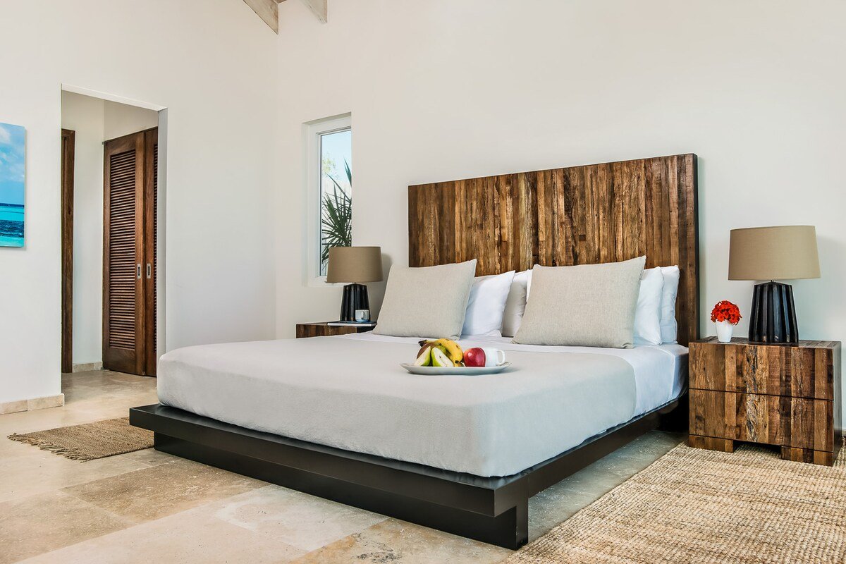 Three Bedroom Beachfront Villa gallery image 3