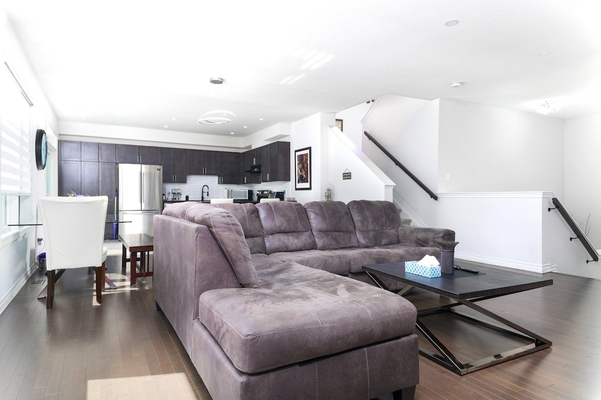 Modern 4BR • 7 Beds | Orléans | Near DT & Shops gallery image 5