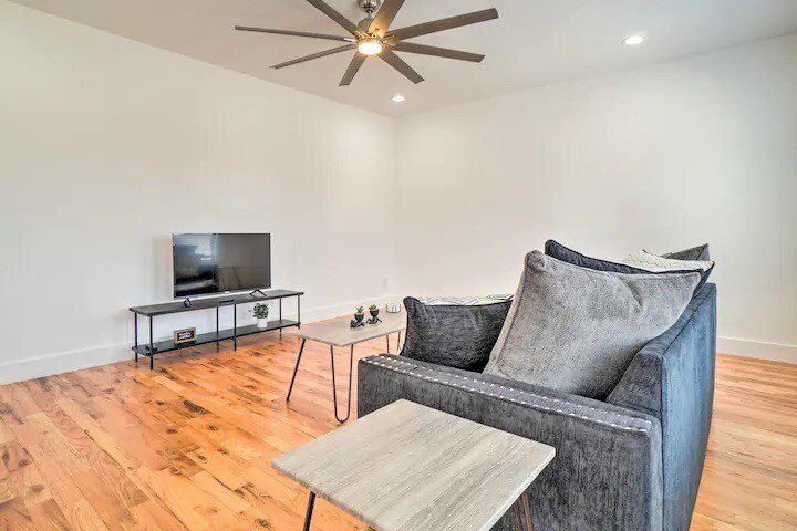 Spacious Nashville Home Fairly Close to Broadway! gallery image 3