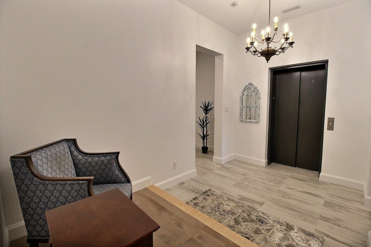 Castle Manor Penthouse – more units available gallery image 3