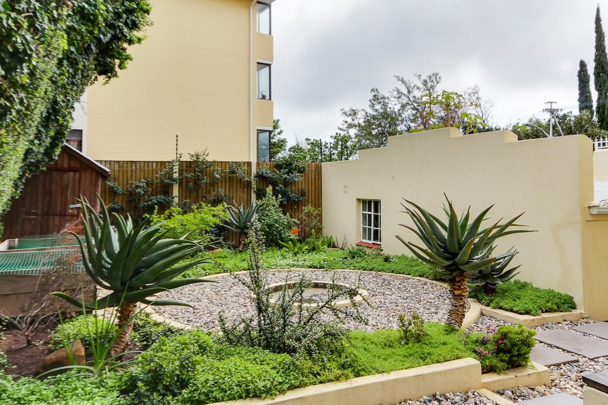 Light and tranquil, 3-bed apartment in Oranjezicht gallery image 3