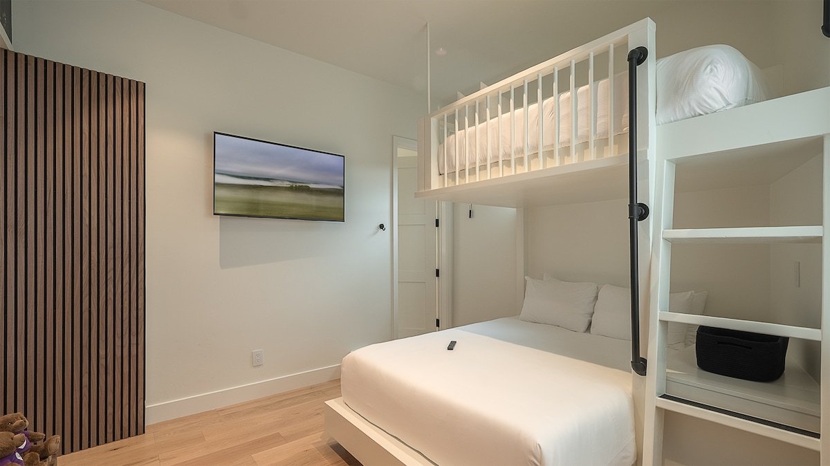 Scenic Sanctuary Above it All | Raptor Ridge gallery image 5