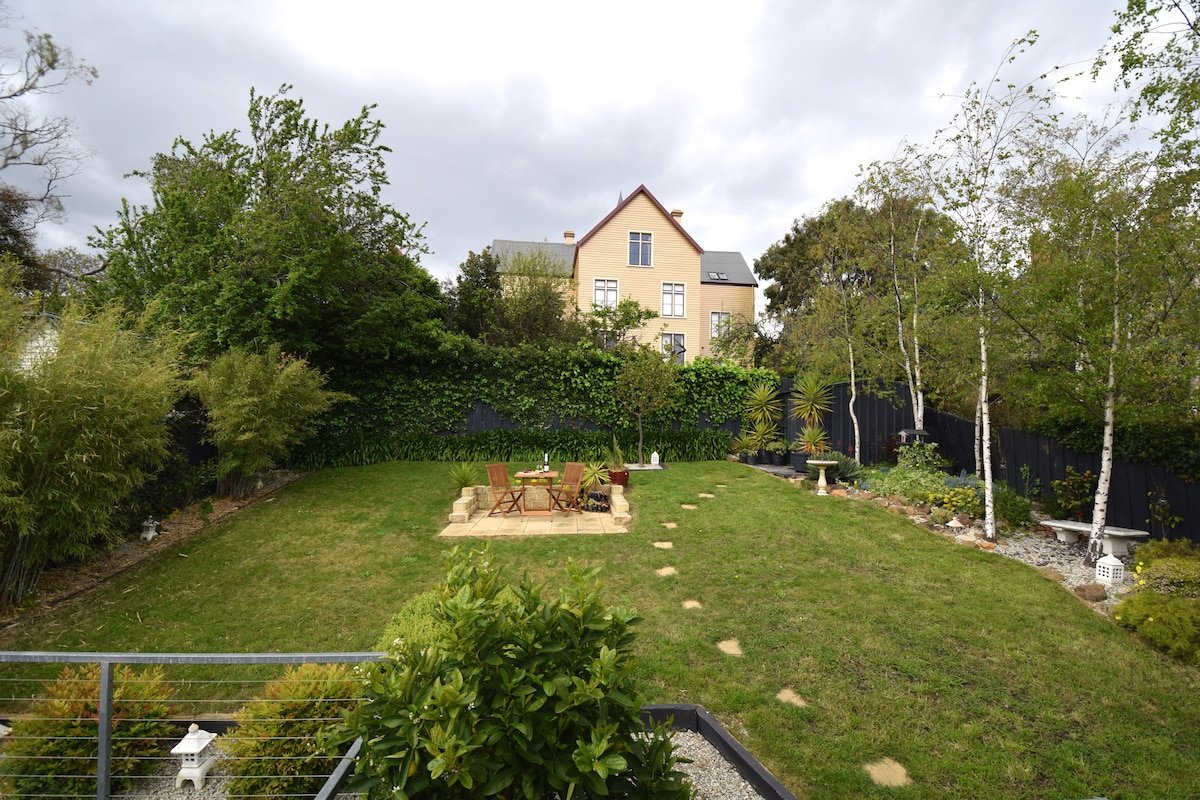 Best location in Hobart! Luxury 4 bedroom w/views gallery image 5