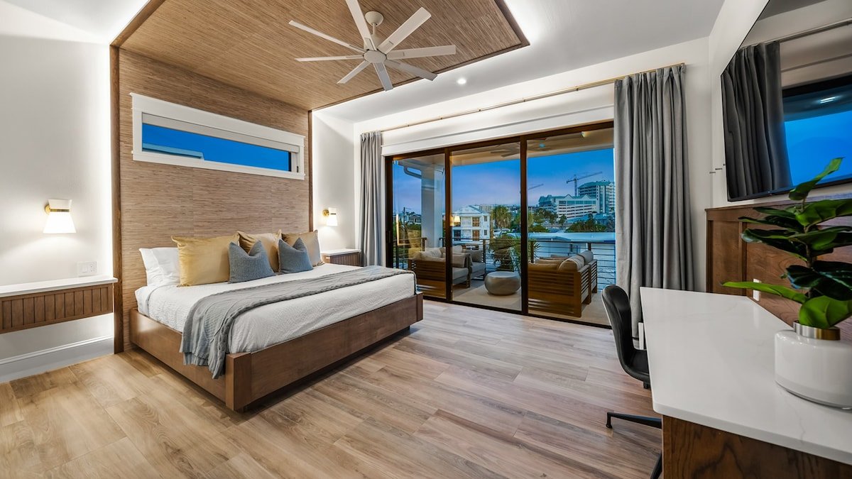 Steps to Beach – St. Armands – Resort Pool & Slide gallery image 4