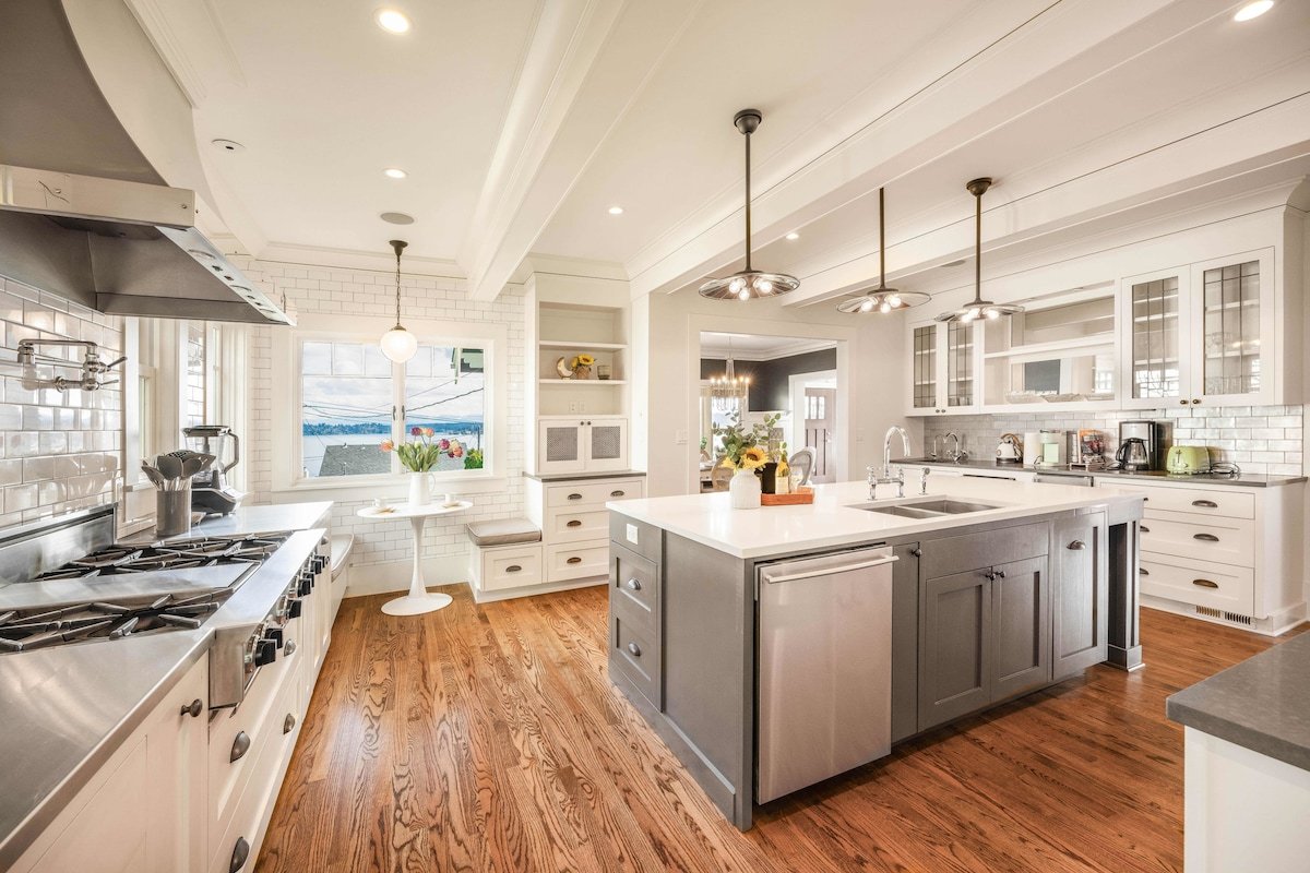 Seattle Craftsman Mansion w/ Lk. &Mt. Rainier view gallery image 3