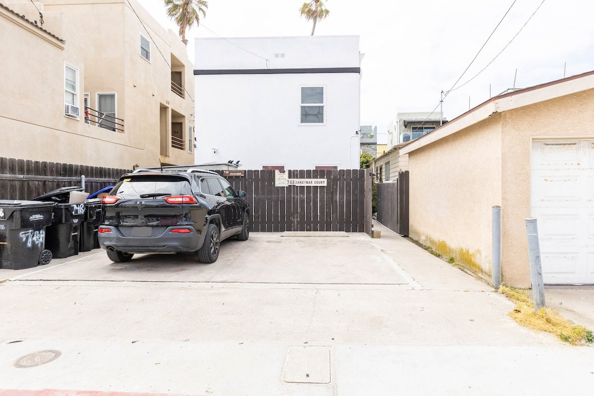 Beach Home W AC | 5 BR | Free Parking | EV Charge gallery image 5