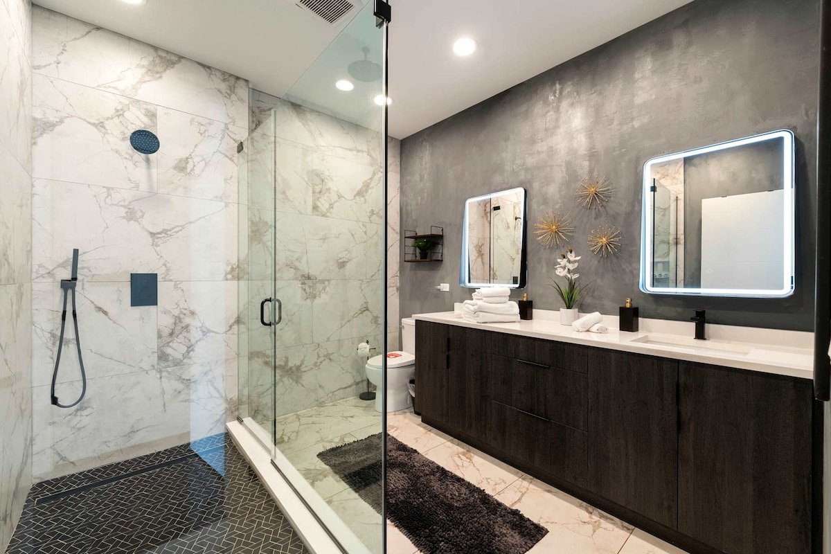 Bucktown Home – Deck, Rooftop, Game Rm, & Garage gallery image 5