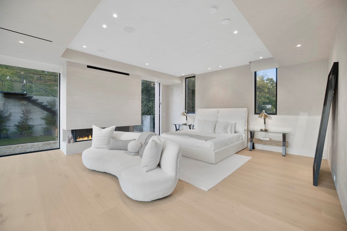 Hutton Villa: 5BR Retreat in Iconic BH Oasis gallery image 2