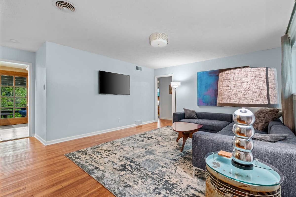 Oak Canopy, Cheerful Sprawling Backyard gallery image 2