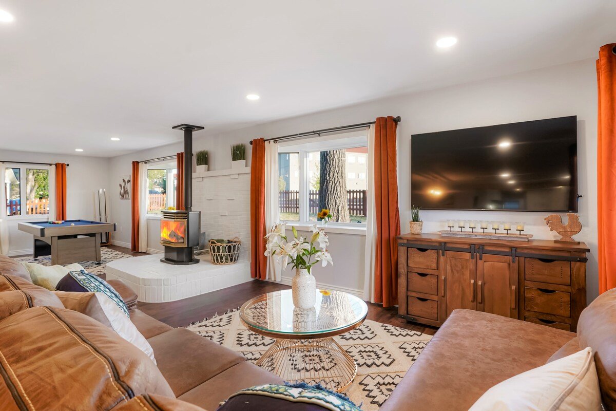 One of a Kind Home-HOT TUB & Pool Table-4 Mi to DT gallery image 5